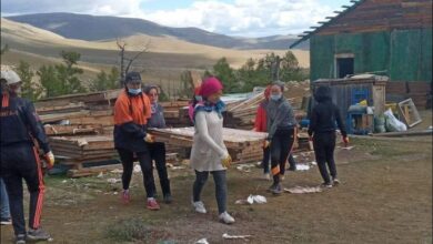 Photo of Өвөрхангайн Уянга сумын 12 эмэгтэй багш хөдөлмөр зуслангийн байшингаа 14 хоногийн дотор барьжээ