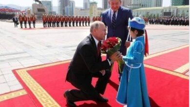Photo of Их гүрний хү.чирхэг удирдагчийг Монгол охин өвдөг дээр нь сөгдүүлж буй торгон агшин…